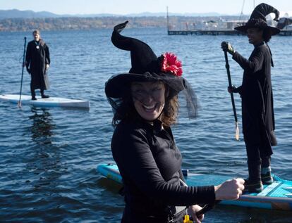 Varias personas vestidas de brujas en el lago Washington en Seattle (EE UU), el 30 de octubre.
