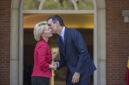 El presidente en funciones de España, Pedro Sánchez, recibe a la nueva presidenta electa de la Comisión Europea, la alemana Ursula von der Leyen, en el Palacio de la Moncloa en Madrid, el 31 de julio de 2019. Von der Leyen inició su primera gira por las capitales europeas y ha visitado ya París, Dublín y Varsovia.