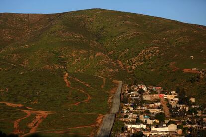 Vista del barrio mexicano fronterizo de Nido de Aguilas al lado de la valla que separa México y Estados Unidos, en Tijuana (México).