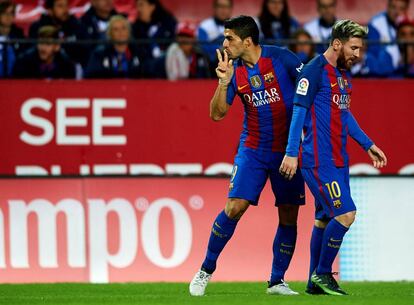 Suárez celebra con Messi la consecución de su segundo gol.