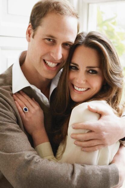 Guillermo abraza a su prometida, Kate Middleton.