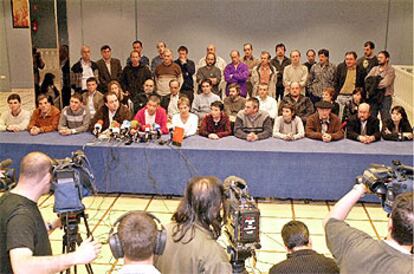 Integrantes de las direcciones de Herri Batasuna, Euskal Herritarrok y Batasuna, ayer, durante una conferencia de prensa en San Sebastián.