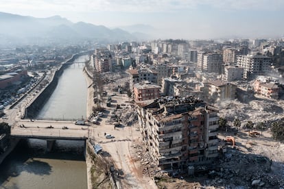 Los edificios e infraestructuras que aguantaron el embate del primer terremoto, colapsaron con el segundo de unas horas más tarde. En la imagen, tomada el 16 de febrero de 2023, la devastación de Hatay, en el sur de Turquía