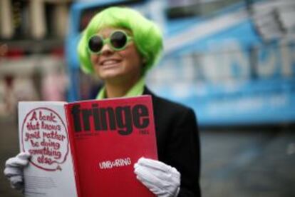 Una mujer con un programa del Fringe, en Edimburgo.