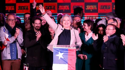 Jeannette Jara festeja su triunfo en las elecciones primarias, en Santiago, el 29 de junio.