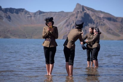 Estudiantes norcoreanos se hacen fotos en el 'Lago del Cielo' durante su visita al Monte Baekdu. De acuerdo con el guía turístico, este campamento secreto fue desde 1936 la base donde Kim Il Sung organizó la resistencia que "finalmente logró la liberación histórica del país".