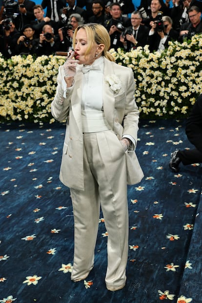 Madonna, temaya sadık kalarak klasik bir beyaz ipek smokin seçti ve yakasını gardenya ile süsledi. Tasarımı Tom Ford'a ait.