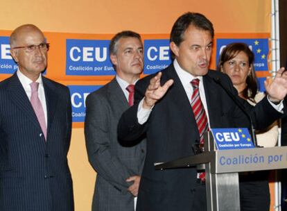 El presidente del PNV, Íñigo Urkullu, entre los dirigentes de CiU Artur Mas y Duran Lleida, en la reunión que mantuvieron ayer en Madrid.