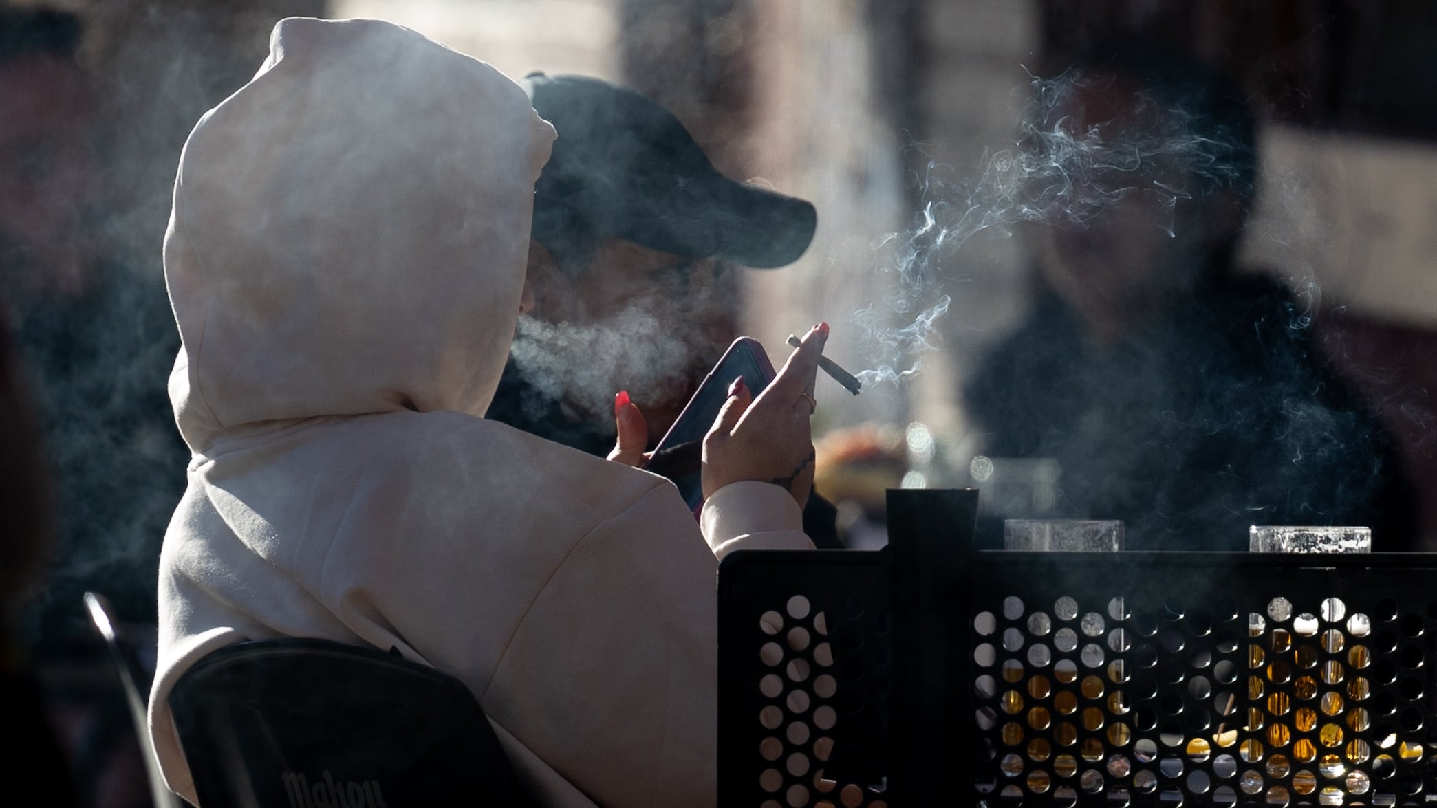 Bruselas propone que se prohíba fumar en terrazas, incluso cigarrillos electrónicos 