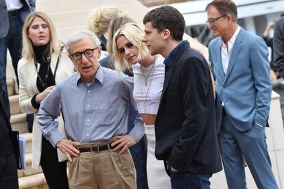 Woody Allen com Kristen Stewart e Jesse Eisenberg durante a apresentação do filme 'Cafe Society' no Festival de Cannes.