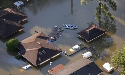 Una llanxa al costat d'un habitatge unifamiliar completament inundat a la ciutat de Beaumont, el 31 d'agost.