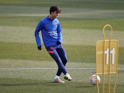 João Félix, este martes, durante el entrenamiento del Atlético de Madrid celebrado en Majadahonda.