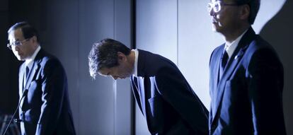 El ya expresidente de Toshiba pidiendo disculpas por el escándalo de las cuentas de la compañía.