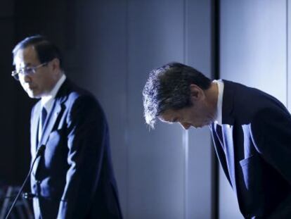 El ya expresidente de Toshiba pidiendo disculpas por el esc&aacute;ndalo de las cuentas de la compa&ntilde;&iacute;a.