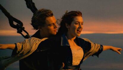 Jack (Leonardo DiCaprio) y Rose (Kate Winslet), a bordo del 'Titanic', en un fotograma de la pelcula de James Cameron de 1997.