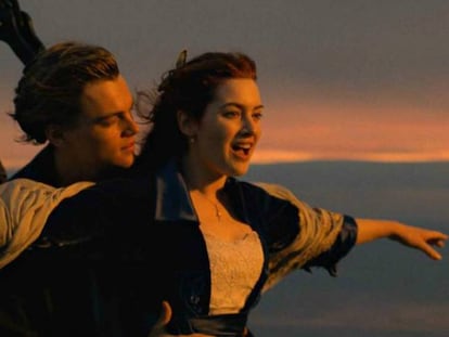Jack (Leonardo DiCaprio) y Rose (Kate Winslet), a bordo del 'Titanic', en un fotograma de la película de James Cameron de 1997.