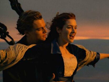 Jack (Leonardo DiCaprio) y Rose (Kate Winslet), a bordo del 'Titanic', en un fotograma de la película de James Cameron de 1997.