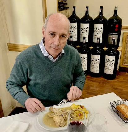 José de la Riva, con un plato de pepitoria en su restaurante.