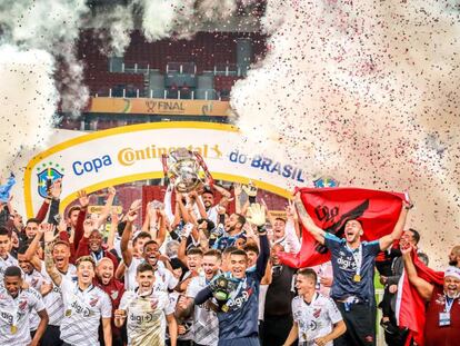 Jogadores do Athletico levantam a taça de campeão no Beira-Rio.