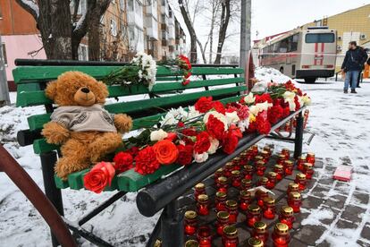 Al menos nueve niños figuran entre las víctimas, según una portavoz local del Ministerio de Situaciones de Urgencia, Borisa Dediujina, citada por la agencia de noticias rusa Ria Novosti. En la foto, flores, velas y un oso de peluche en recuerdo a las víctimas del incendio originado ayer en el centro comercial Zimnaya Vishnya en la ciudad rusa de Kémerovo, Siberia (Rusia), el 26 de marzo de 2018.