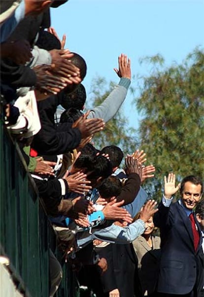 José Luis Rodríguez Zapatero, durante la visita al centro de estancia temporal de inmigrantes de Ceuta.