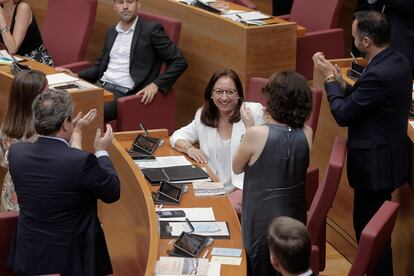 La diputada de Vox, Llanos Massó, tras ser elegida presidenta de Les Corts Valencianes con el respaldo PP y Vox.