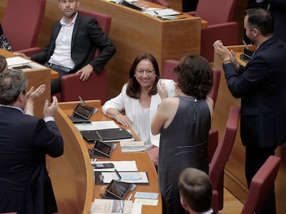 La diputada de Vox, Llanos Massó, tras ser elegida presidenta de Les Corts Valencianes con el respaldo PP y Vox.