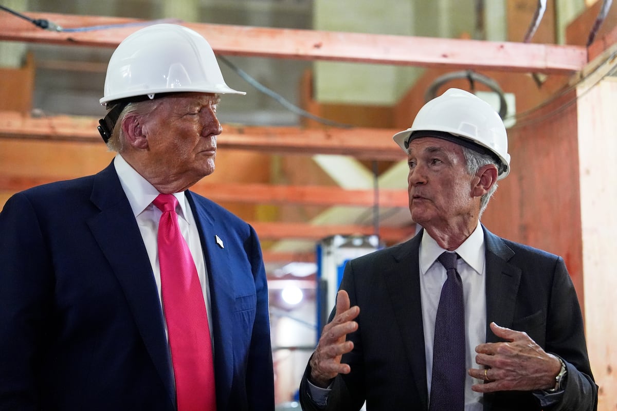 Powell corrige en público a Trump sobre el coste de la reforma de la Fed durante una visita del presidente republicano a las obras