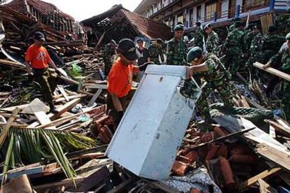 Soldados indonesios recogen los escombros de un hotel en Pangandaran.