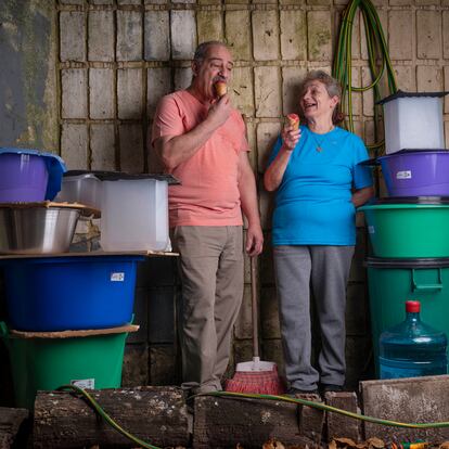 Arturo y Jorgelina Mema en el patio de su edificio. 
Arturo trabaja como encargado en un condominio en Buenos Aires. Cada verano almacena agua por si se corta la luz. "Hace unos años empezamos a tapar los recipientes de agua, es nuestra nueva realidad como comunidad". 