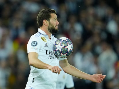 Nacho controla el balón en el partido contra el Liverpool.