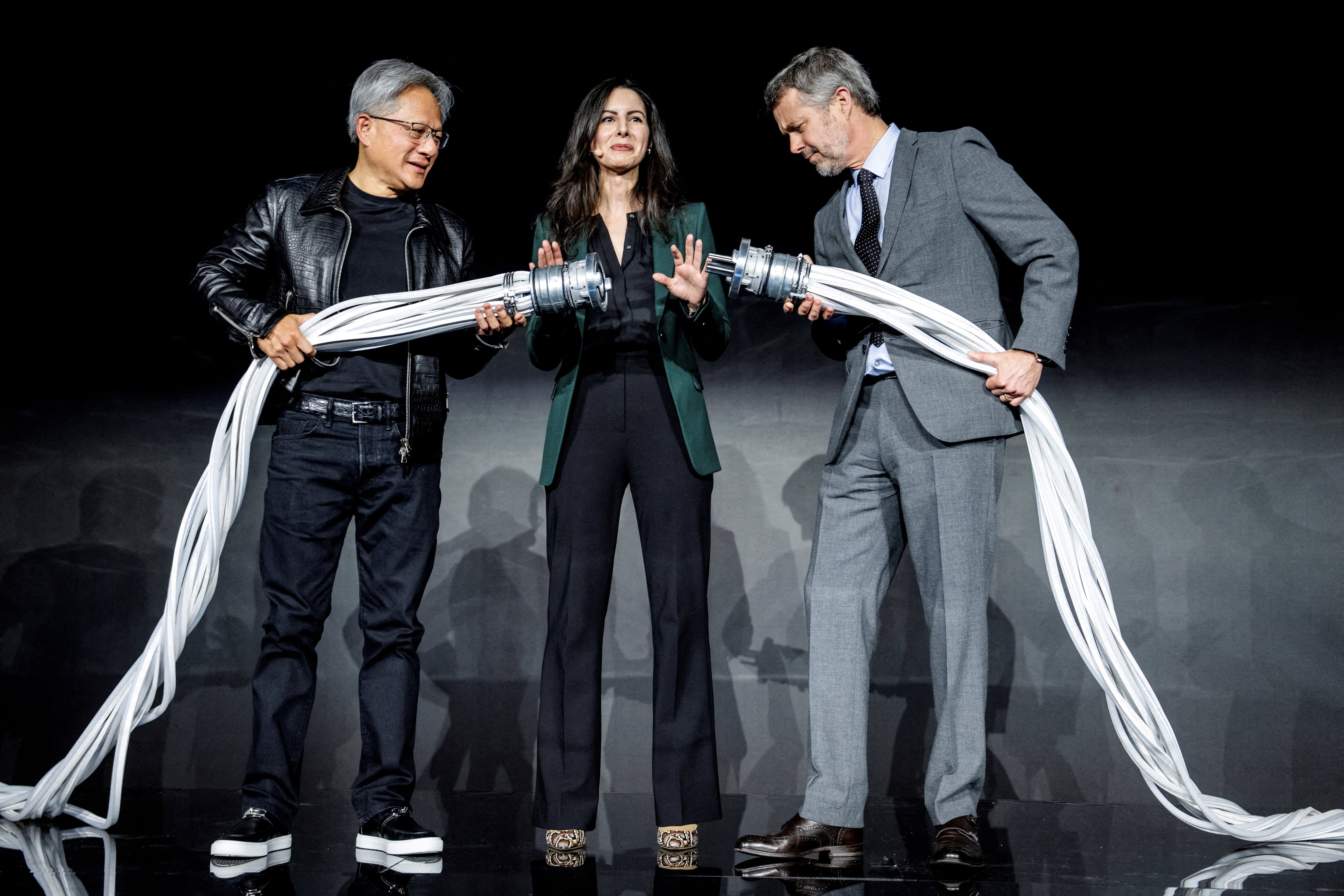 El rey Federico de Dinamarca (derech), el CEO de Nvidia, Jensen Huang (izquierda), y la CEO del Centro Danés para la Innovación en IA, Nadia Carlsten, encienden el supercomputador Gefion, en Kastrup (Dinamarca), en 2024.