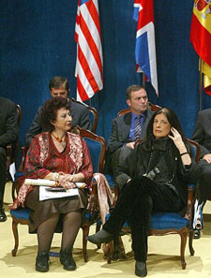 Fátima Mernissi (a la izquierda) y Susan Sontag, durante la ceremonia de entrega de los Príncipe de Asturias.