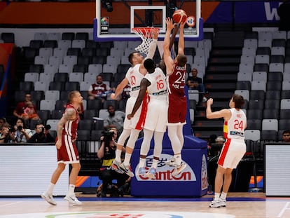 Grazulis lanza ante Claver y Garuba.