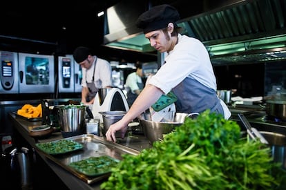 María Marte dirige un equipo de 15 personas en la cocina del local donde fue nombrada chef en 2013. Tras la salida de Diego Guerrero, Marte sigue cosechando las mejores calificaciones y buenas críticas. La cocinera cree que hay que amar cada partida.