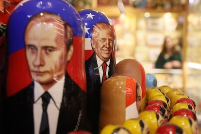 Muñecas tradicionales rusas Matryoshka decoradas con retratos del presidente ruso Vladimir Putin (izq.) y el presidente estadounidense Donald Trump se exhiben en una tienda de recuerdos en el centro de Moscú, Rusia, el 21 de enero de 2025