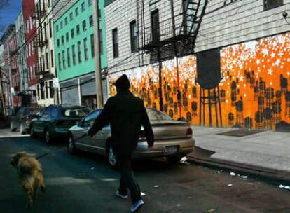 Un hombre camina por una calle de Brooklyn, Nueva York