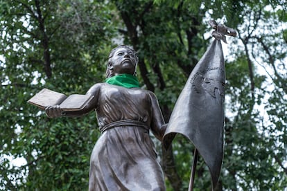 Estatua dedicada en honor a las mexicanas anónimas forjadoras de la patria.