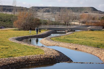 Espacios del recién inaugurado Parque de La Gavia en el Ensanche de Vallecas en Madrid.