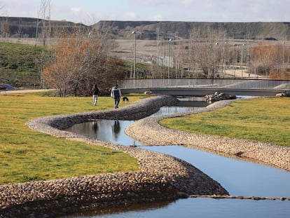 Espacios del recién inaugurado Parque de La Gavia en el Ensanche de Vallecas en Madrid.