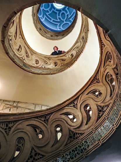 Escalera que sube al sobreclaustro de la catedral de Pamplona.