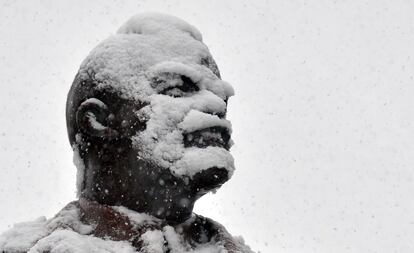 Una estatua de Lenin, cubierta por la nieve en un parque de Kiev, Ucrania.