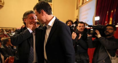 Pedro Sánchez saluda ahir Pepu Hernández durant la reunió d'antics alumnes de l'institut Ramiro de Maeztu