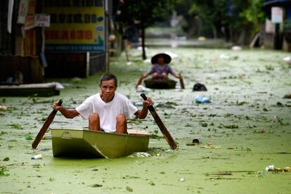 Las lluvias torrenciales también azotaron a la población de Vietnam a finales de julio. Al menos 30 personas murieron debido a las inundaciones, todas residentes de la provincia de Yen Bai. Un centenar de viviendas fueron devastadas y más de 350 familias obligadas a abandonar sus hogares. También se contabiliza la muerte de miles de cabeza de ganado. Un mes antes, 15 personas fallecieron por las lluvias del norte del país. En la imagen, varias personas navegan en un bote por una calle inundada de Hanoi, el 2 de agosto de 2018.