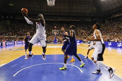 LeBron James se dispone a anotar ante Ibaka y Pau Gasol