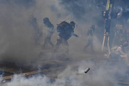 Manifestantes franceses protestan en el centro de París durante la marcha del 1 de Mayo.