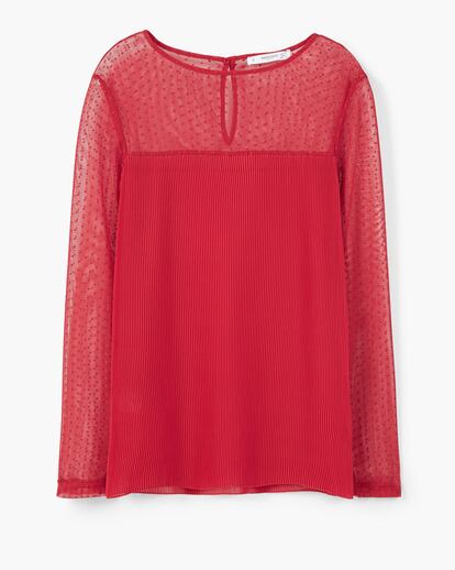 Blusa de Mango con panel superior de plumeti. (22,99 euros).