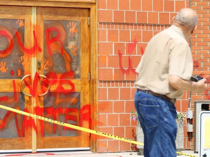 Un templo católico vandalizado en Calgary, Canadá.