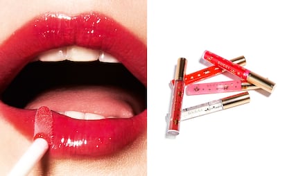 A la izquierda, aplicando el labial Gloss à Lèvres de GUCCI BEAUTY (tono 414, Virginia Fuchsia), y, a la derecha, cinco de los seis colores disponibles.