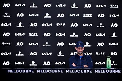 Djokovic, w sali konferencyjnej w Melbourne Park.